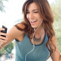 Mulher ouvindo musica no Celular