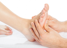 como fazer massagem nos pés