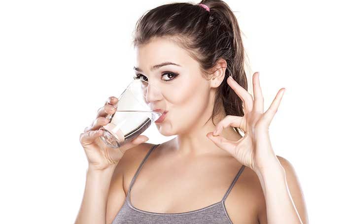 mulher-bebendo-agua